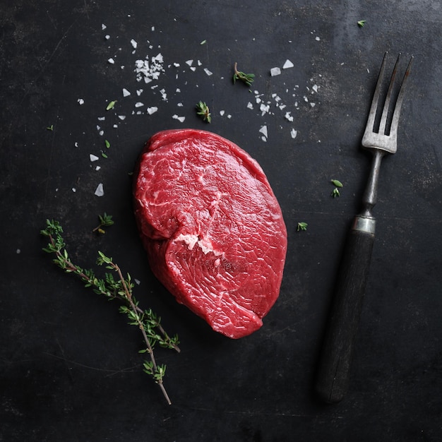 Foto gratuita carne cruda con especias y hierbas en la mesa