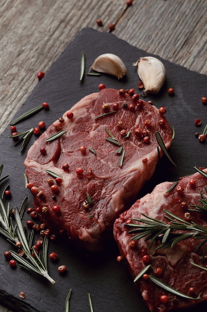 Foto gratuita carne cruda con hierbas y especias