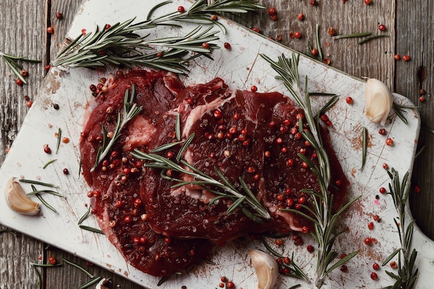 Foto gratuita carne cruda con hierbas y especias