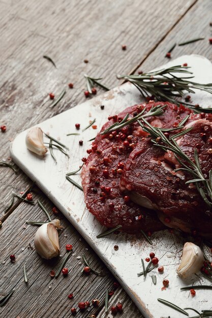 Carne cruda con hierbas y especias