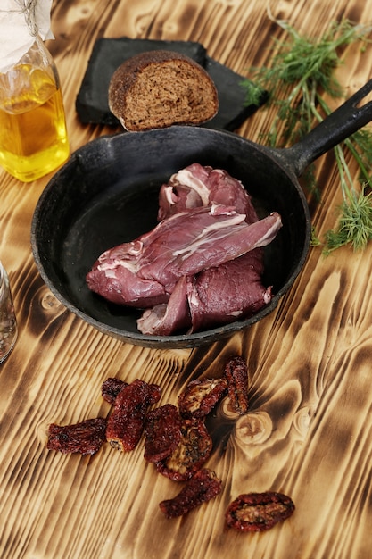 Foto gratuita carne cruda con ingredientes para cocinar