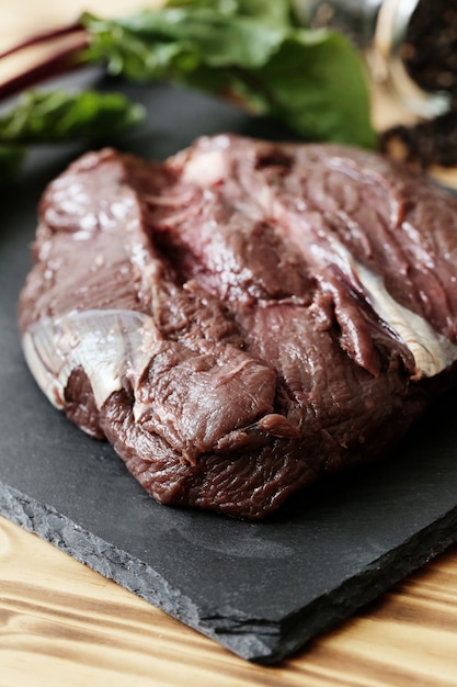 Carne cruda con ingredientes para cocinar