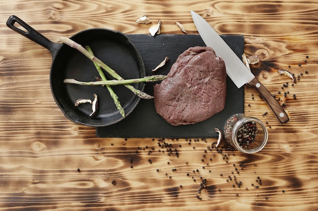 Foto gratuita carne cruda con ingredientes para cocinar