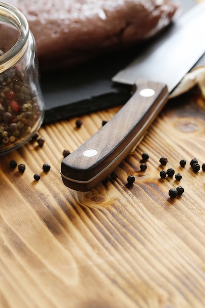 Carne cruda con ingredientes para cocinar