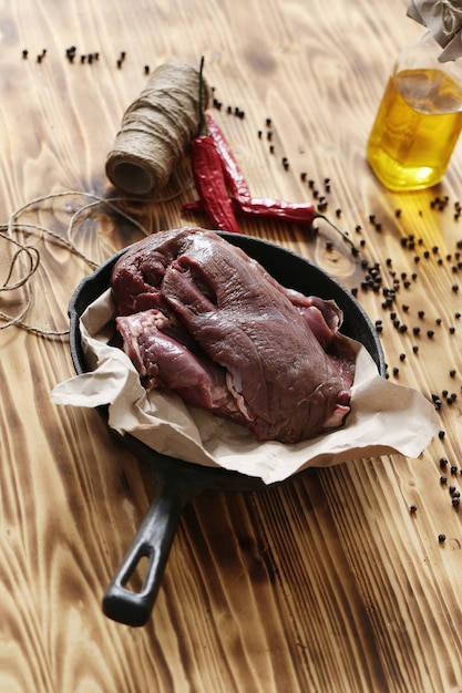 Carne cruda con ingredientes para cocinar