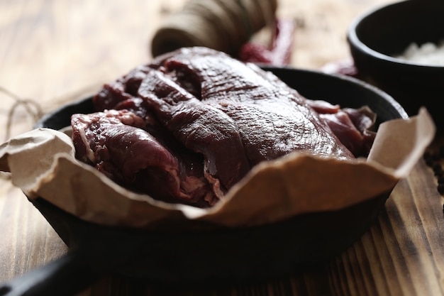 Carne cruda con ingredientes para cocinar