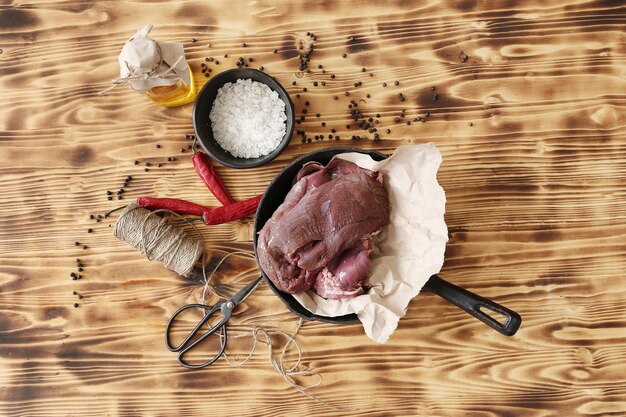 Carne cruda con ingredientes para cocinar