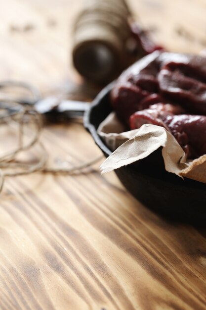 Carne cruda con ingredientes para cocinar