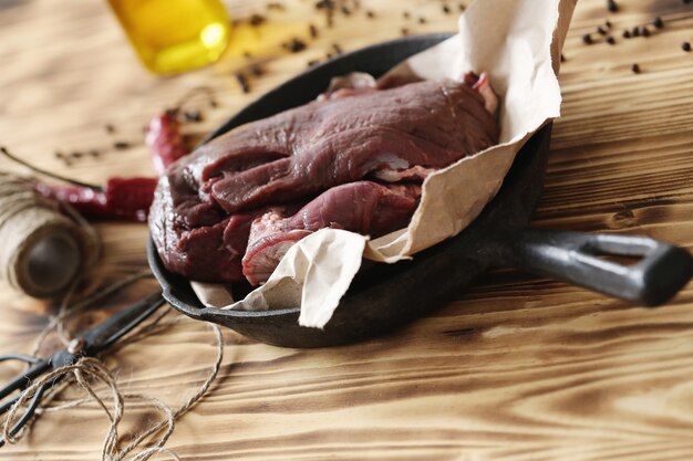 Carne cruda con ingredientes para cocinar