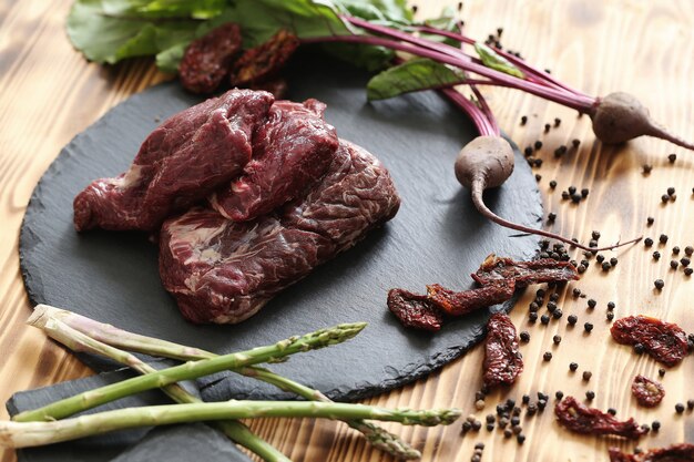 Carne cruda con ingredientes para cocinar