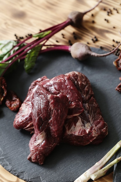 Carne cruda con ingredientes para cocinar