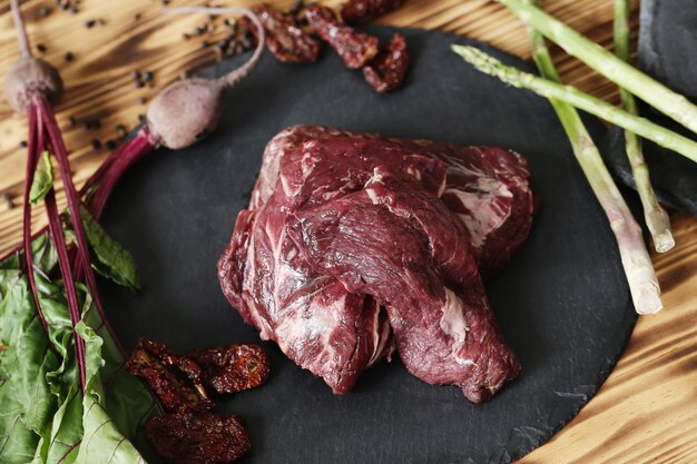 Carne cruda con ingredientes para cocinar