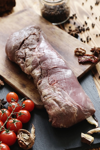 Carne cruda con ingredientes para cocinar