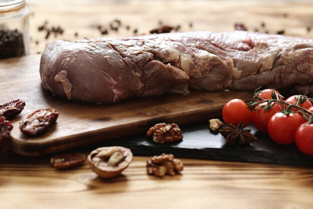 Carne cruda con ingredientes para cocinar