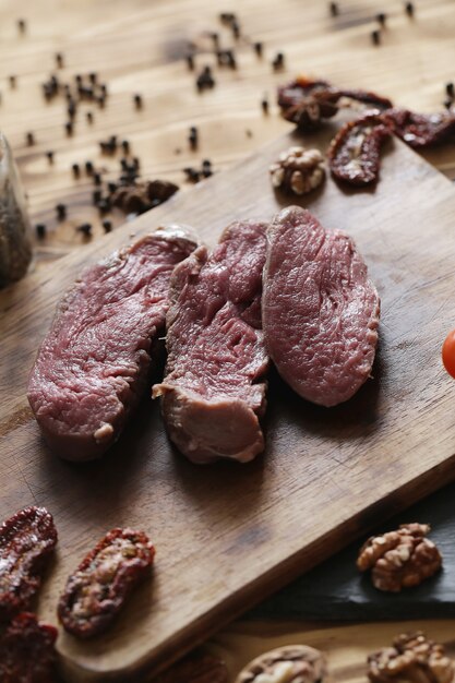 Carne cruda con ingredientes para cocinar