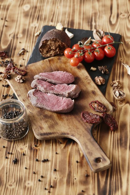 Carne cruda con ingredientes para cocinar