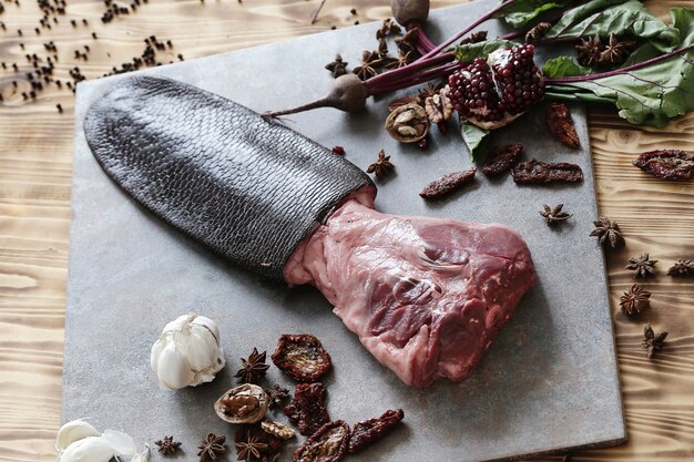 Carne cruda con ingredientes para cocinar