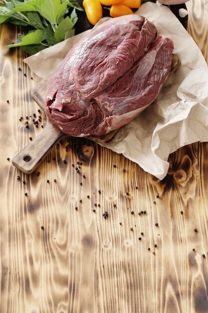 Carne cruda con ingredientes para cocinar