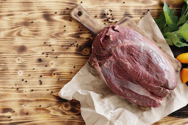 Carne cruda con ingredientes para cocinar