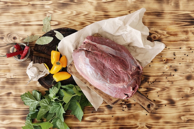 Carne cruda con ingredientes para cocinar