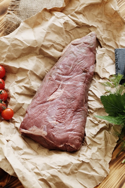 Carne cruda con ingredientes para cocinar