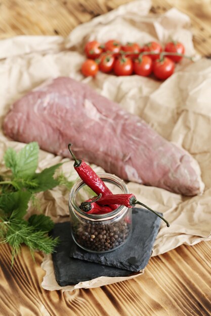 Carne cruda con ingredientes para cocinar