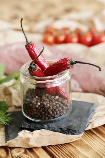 Carne cruda con ingredientes para cocinar