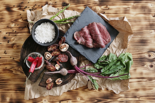 Carne cruda con ingredientes para cocinar