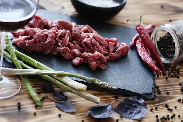 Carne cruda con ingredientes para cocinar