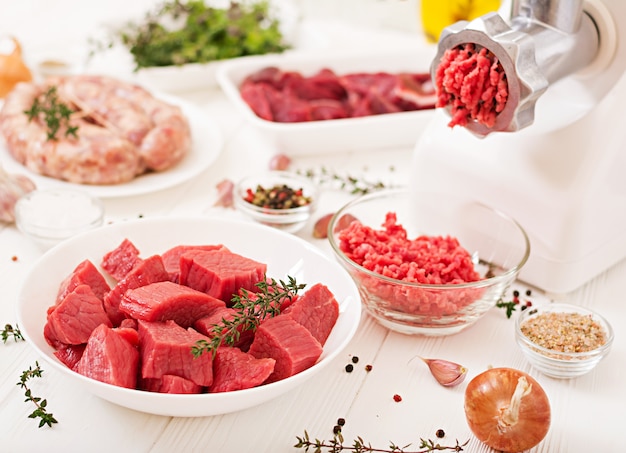 Carne cruda picada. El proceso de preparación de carne picada por medio de una picadora de carne. Salchicha casera Carne molida.