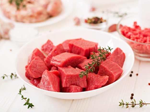 Carne cruda picada. El proceso de preparación de carne picada por medio de una picadora de carne. Salchicha casera Carne molida.