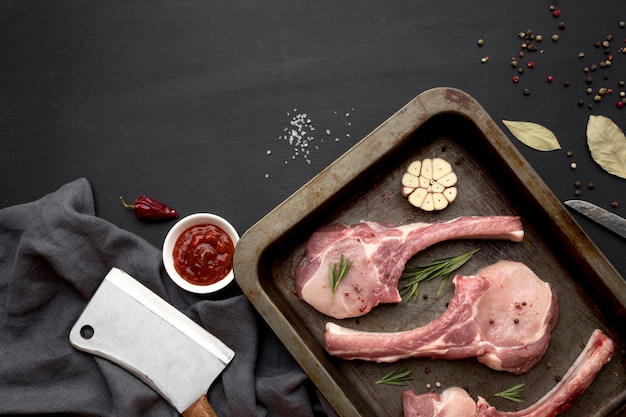 Carne cruda preparada para cocinar en una bandeja para hornear