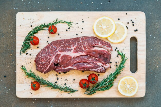 Foto gratuita carne cruda de res en tabla de cortar