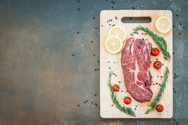 Foto gratuita carne cruda de res en tabla de cortar