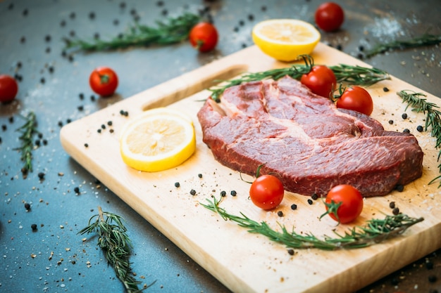 Carne cruda de res en tabla de cortar