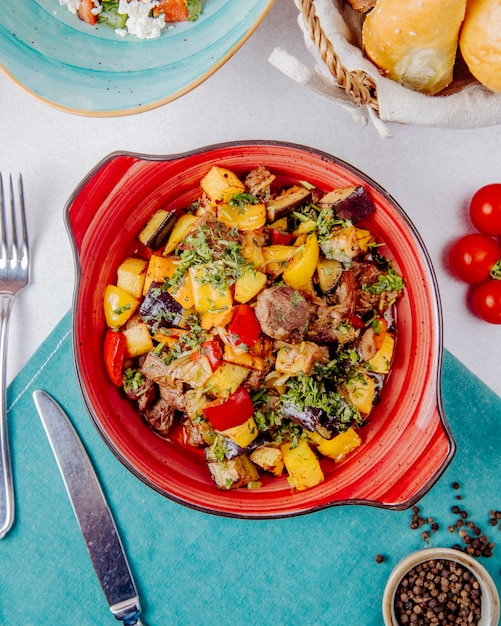 carne estofada y verduras sobre la mesa