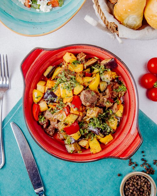 carne estofada y verduras sobre la mesa