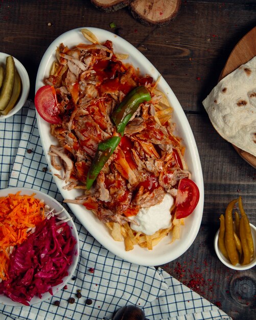 Carne estofado de verduras con tomates y chiles verdes en plato blanco.