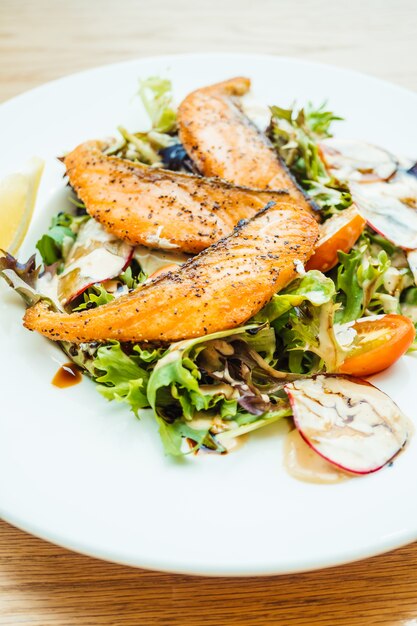 Carne de filete de salmón a la plancha con ensalada de verduras