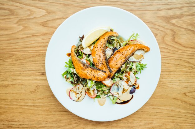 Carne de filete de salmón a la plancha con ensalada de verduras