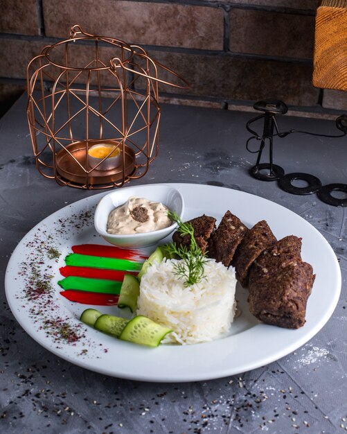 Carne frita con arroz sobre la mesa