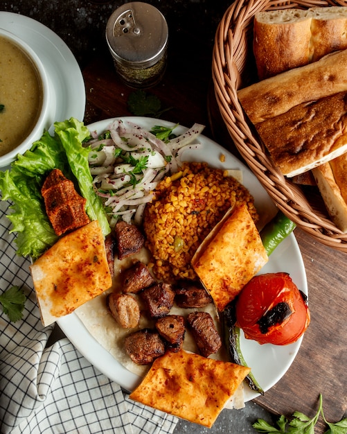 Foto gratuita carne frita con cebolla en rodajas y panadería