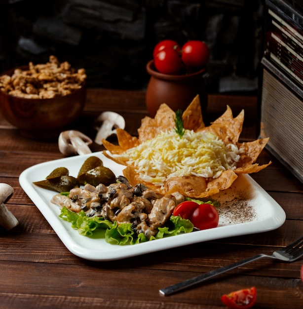 Carne frita con champiñones y arroz.