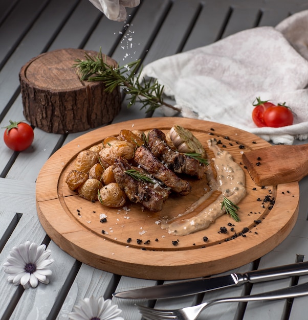 Foto gratuita carne frita y champiñones sobre tabla de madera
