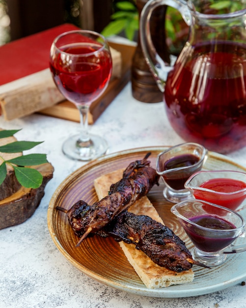 Carne frita con crujiente sobre una baqueta y salsas