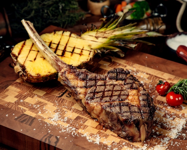 Carne frita deshuesada en una tabla de madera