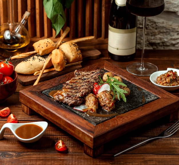 Carne frita con ensalada crujiente y a la parrilla