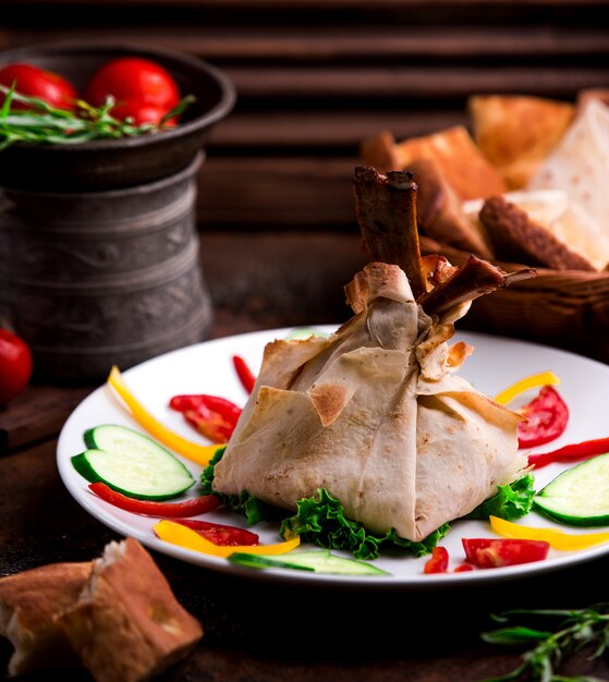 Carne frita en lavash sobre la mesa