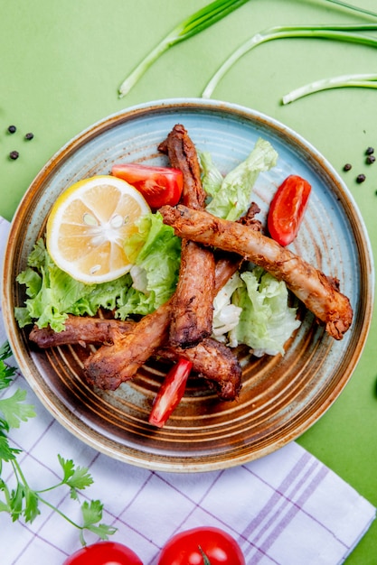 carne frita con lechuga tomates y limon