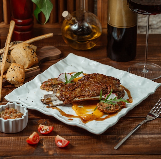 Carne frita en la mesa